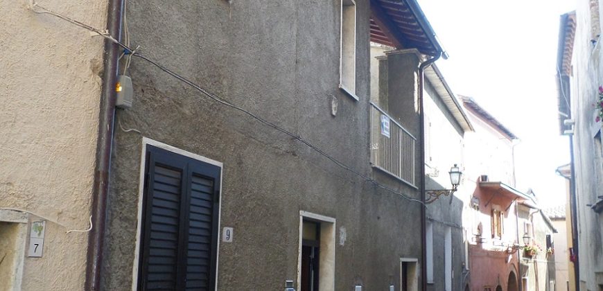 Appartamento su due piani in vendita ad Alviano in Piazza Umberto I Rif. 12alv