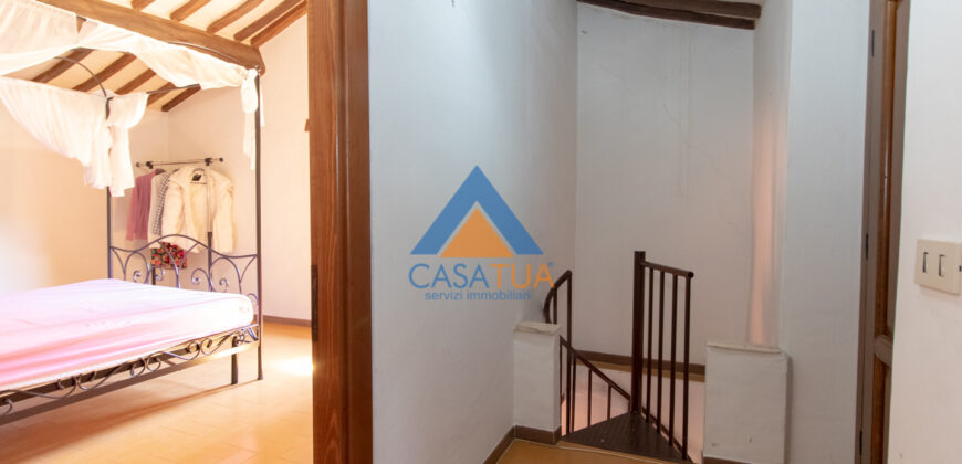 PORZIONE DI CASALE IN PIETRA CON GIARDINO – Rif. 1cor