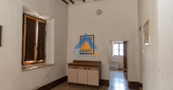CENTRALISSIMA CASA SINGOLA DI AMPIA METRATURA – Rif. 3att