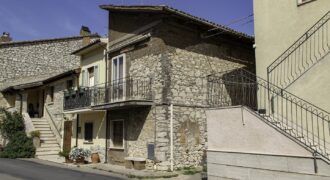 CARATTERISTICA PORZIONE DI CASA IN PIETRA – Rif. 15gua
