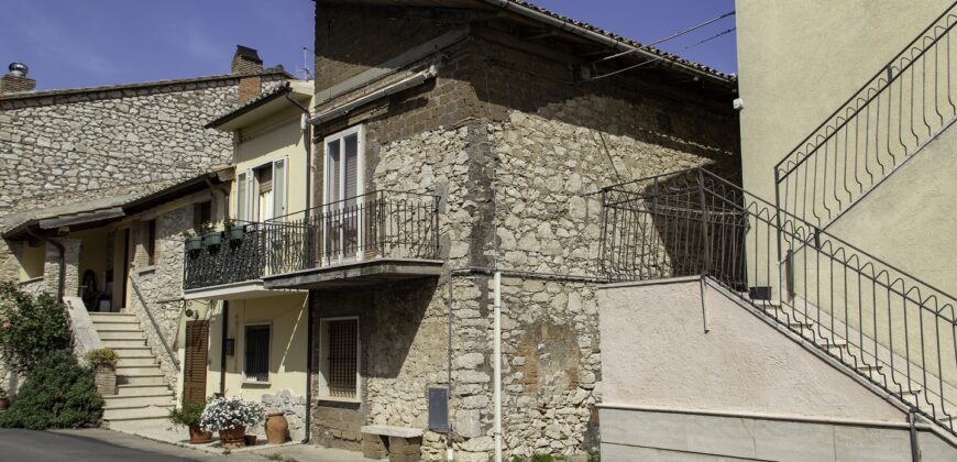CARATTERISTICA PORZIONE DI CASA IN PIETRA – Rif. 15gua
