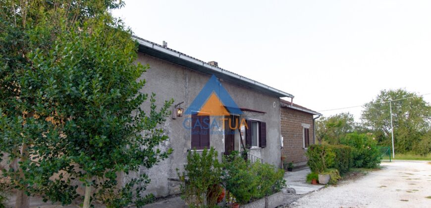 CASA SINGOLA SU UNICO LIVELLO CON MAGAZZINI E TERRENO – Rif. 2alv