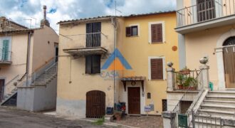 CENTRALISSIMA PORZIONE DI CASA CIELO TERRA – Rif. 1gio